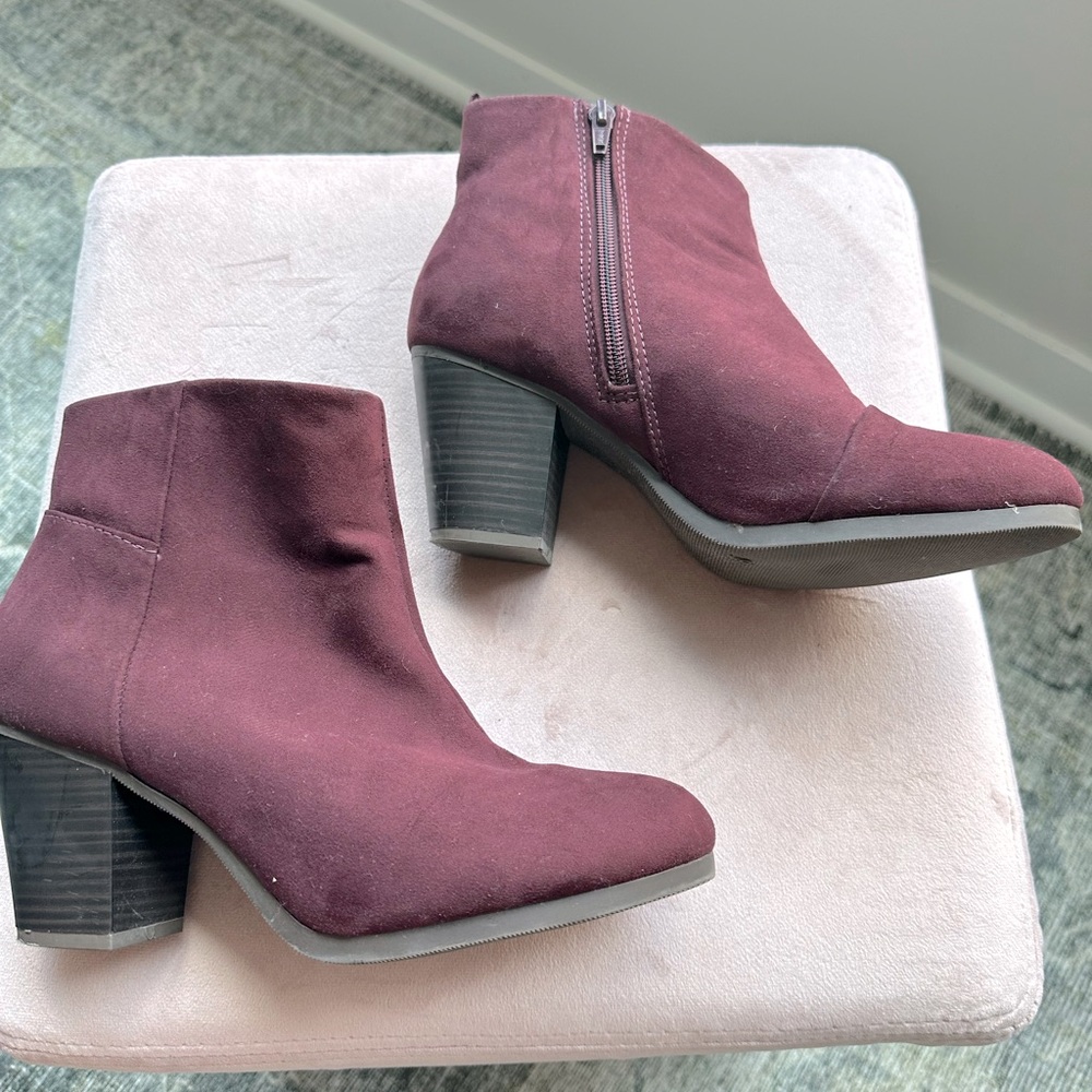 Old Navy booties - size 9